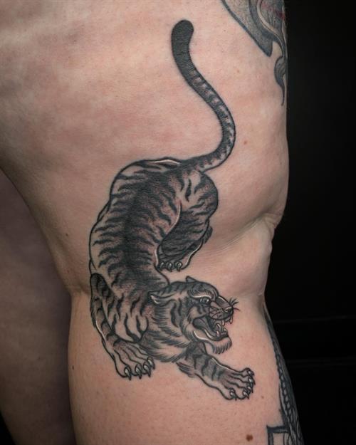 black and grey stipple stger knee tattoo